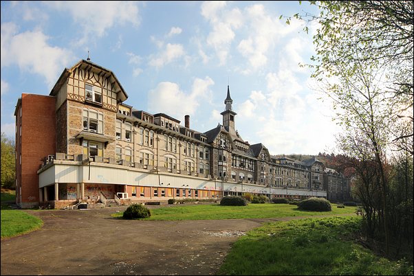 Entièreté de la façade du sanatorium