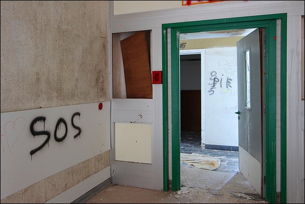 Chambre avec un tag SOS