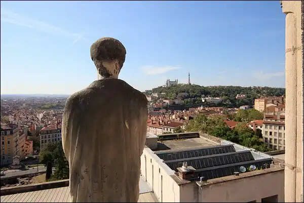 La statue au sommet de l'église