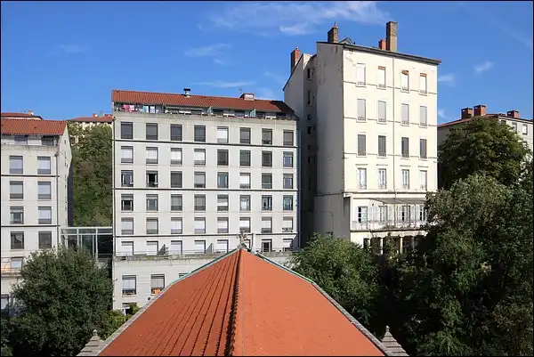 La toiture de l'église et Lyon derrière
