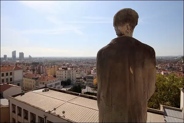 Une autre statue au sommet de l'église