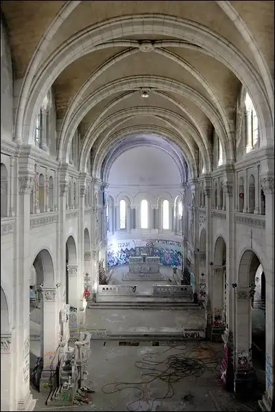 Magnifique vue de l'église abandonnée