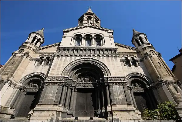 Le parvis de l'église du Bon Pasteur
