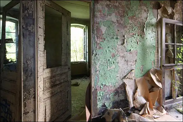 Peinture écaillée en urbex