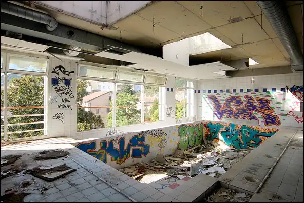 Ancienne piscine dans la clinique