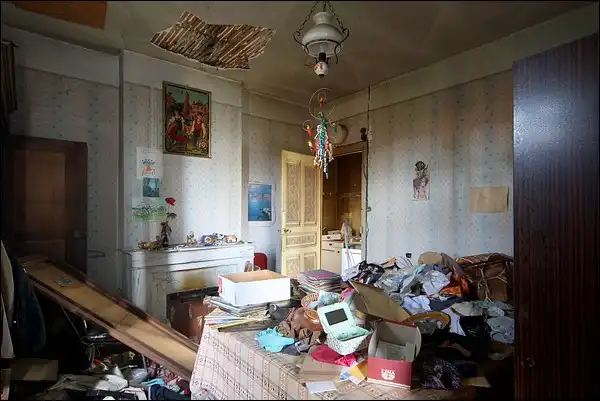 Le salon, en grand désordre