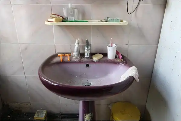 Ancien lavabo, traces de l'abandon