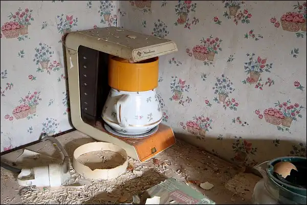 L'ancienne cafétière est encore présente