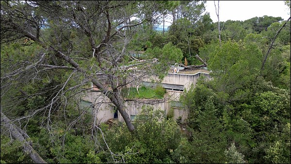 La villa vue du ciel, enfouie sous les pins