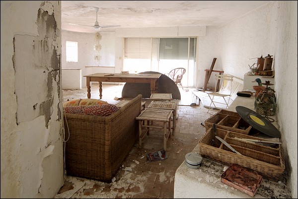 Le salon, très abîmé