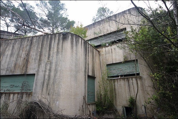 La maison ressemble à un blockhaus