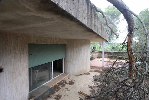 La terrasse, la maison ressemble à un bunker