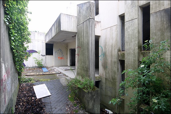 Volume extérieur, architecture brutaliste