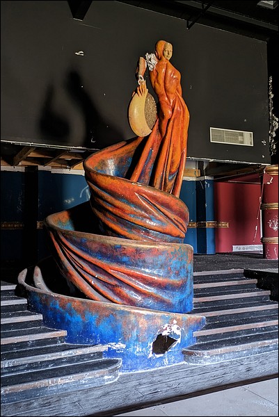 La femme qui domine la salle