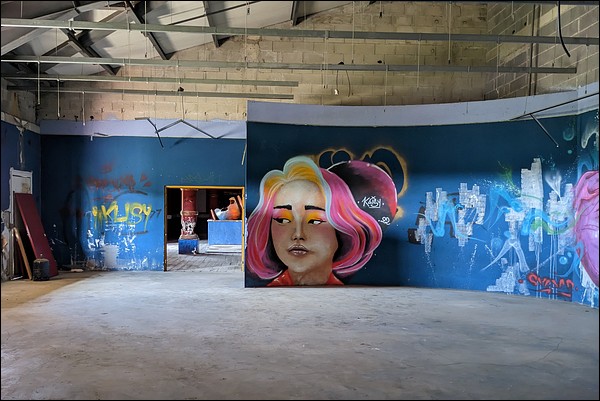 Un hangar possède des graffitis