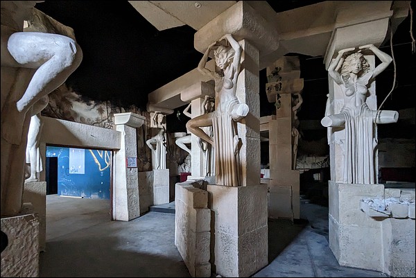 Vue générale de la discothèque abandonnée