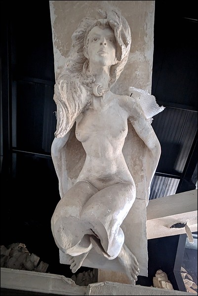 Au plafond, superbe déesse érotique