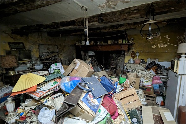 Montagnes d'objets dans la maison