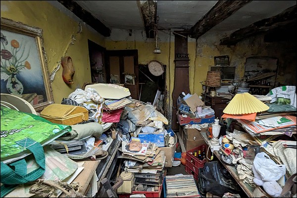 Entassement diogène dans une maison abandonnée