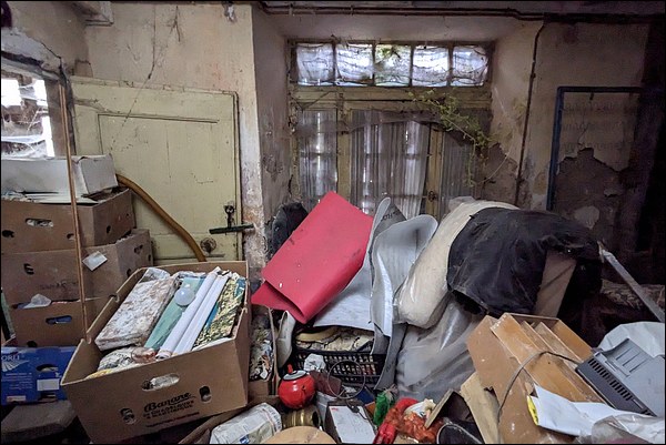 Montagnes d'objets devant la fenêtre