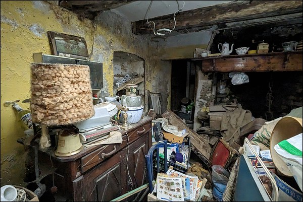 Le salon où il faut marcher sur un mètre d'objets