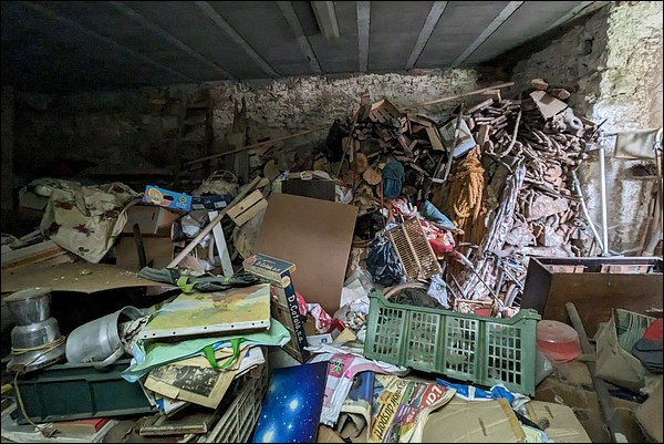 Le garage, complètement plein aussi