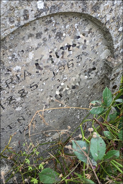 Nom de René et sa mère sur la tombe