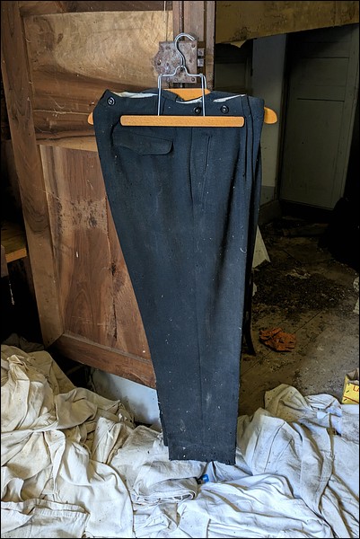 Des vêtements pendent encore